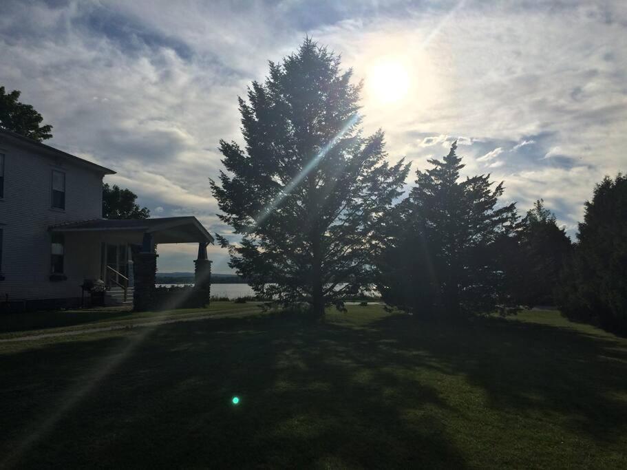 Inn At The Isles Cottage Isle la Motte Exterior photo